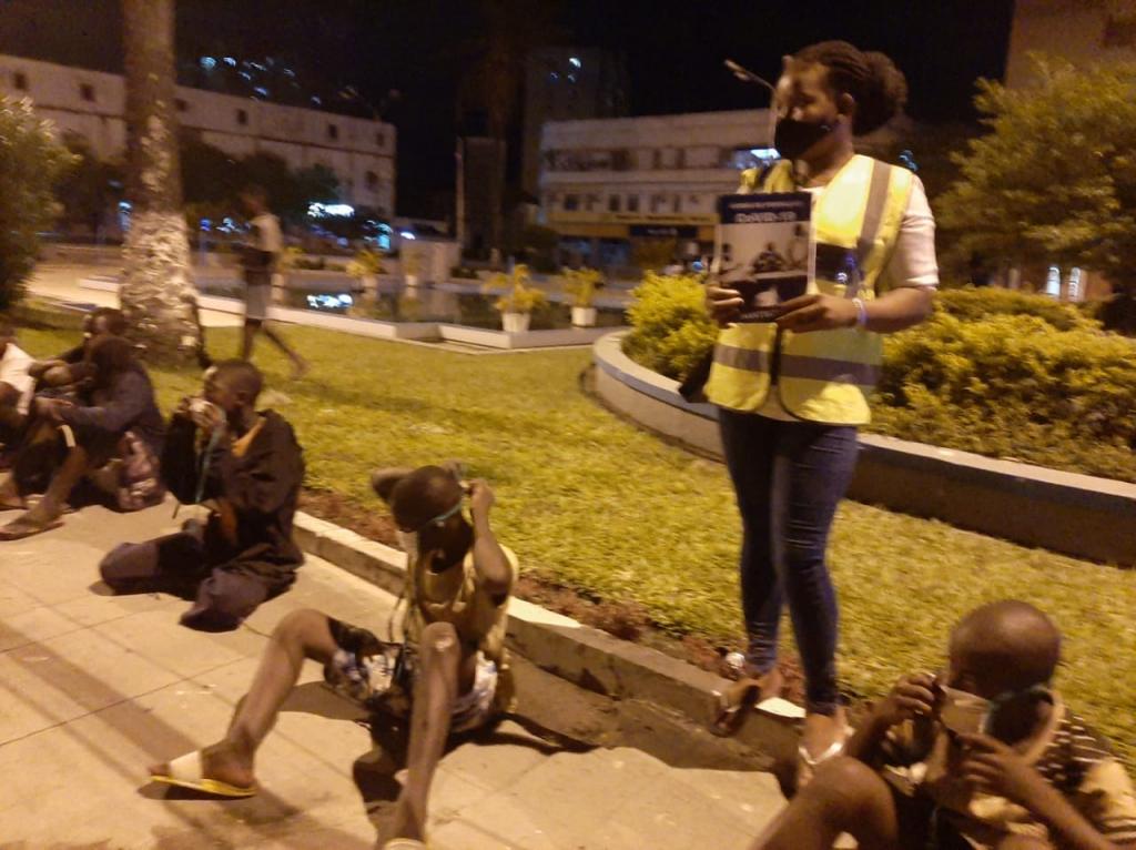 Un manuale anti-covid per i bambini di strada di Beira: si fa scuola anche sui marciapiedi per proteggere la vita di tutti
